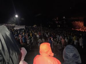 the oils crowd getting wet